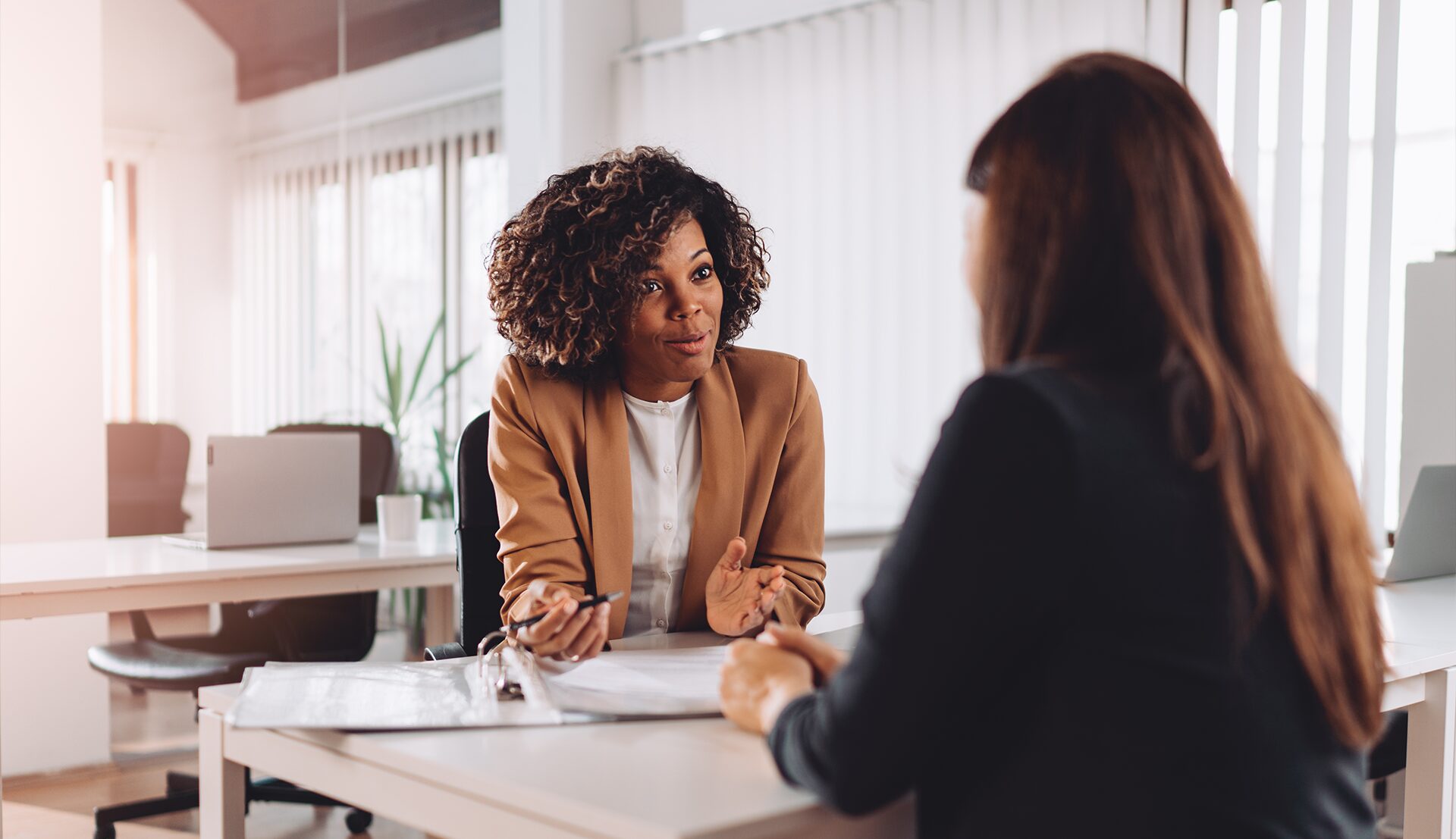 Les questions incontournables en entretien d’embauche : comment s’y préparer ? 